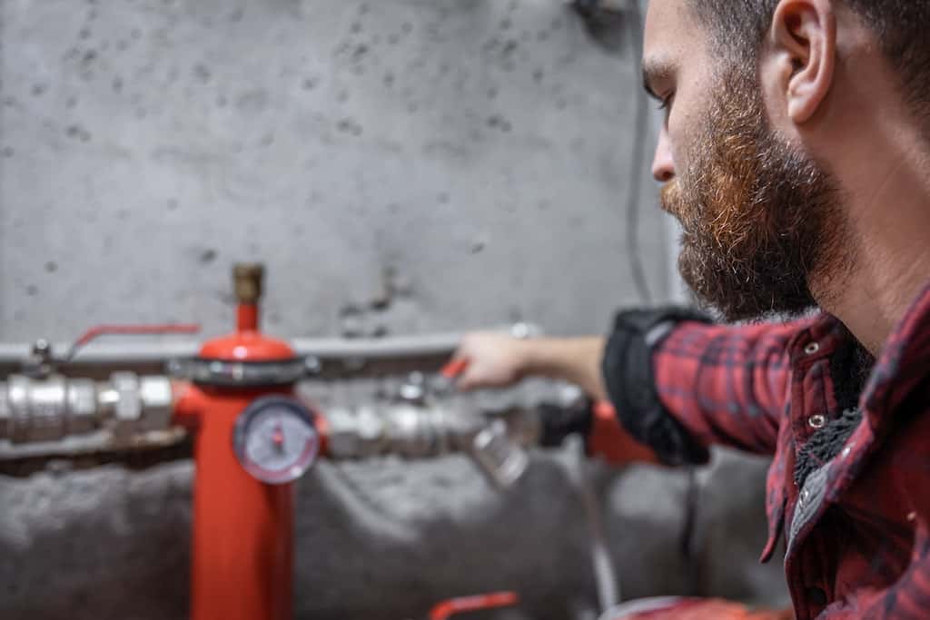 Reparaciones-del-hogar-Barcelona-fontanero-revisando-bomba-agua